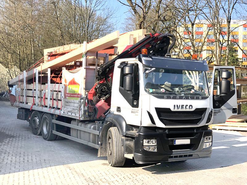 Lkw, der Baumaterial auf einer Baustelle transportiert.